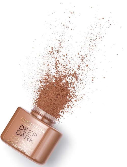 Brun puder som kommer ut ur en burk märkt 'Revolution Deep Dark' puder.
