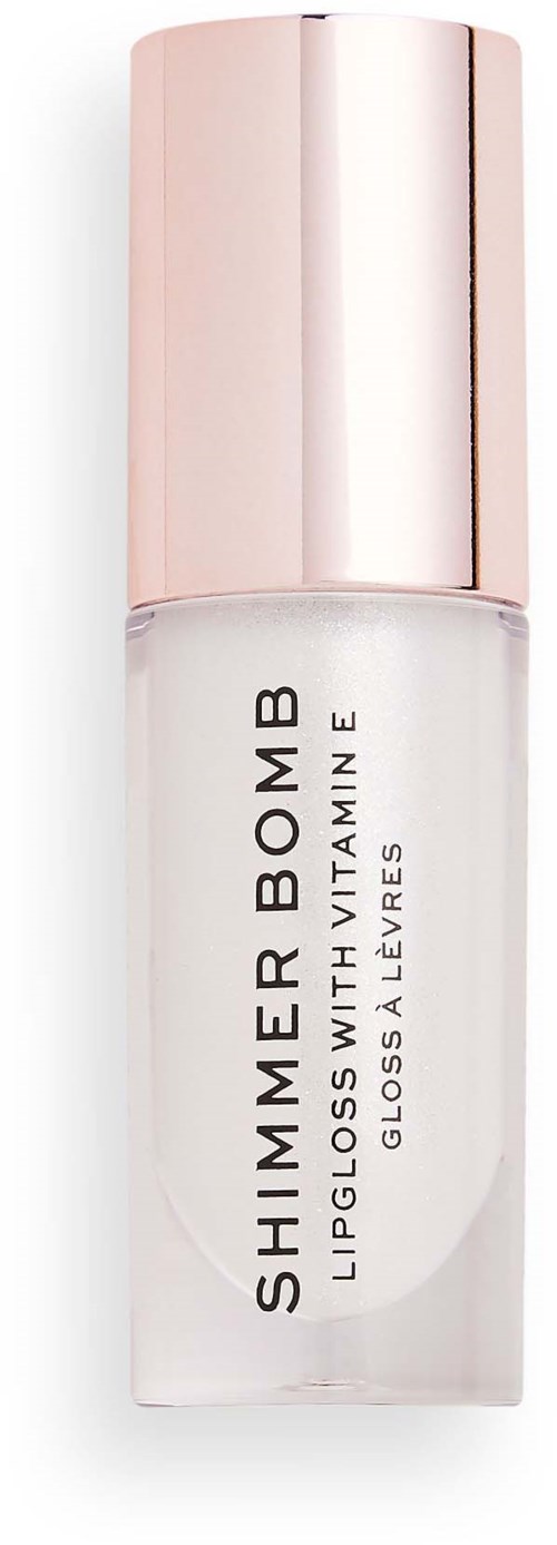 Eine klare Lipglossflasche mit rosa Deckel und schwarzem Text, beschriftet "SHIMMER BOMB" und "LIP GLOSS WITH VITAMIN E."