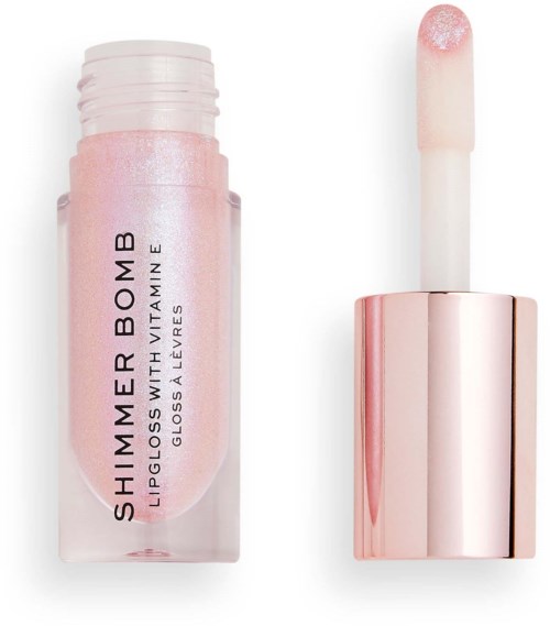 Lippenglanz mit pinkem Glanz, gekennzeichnet 'Shimmer Bomb' und 'Gloss with Vitamin E'. Lipgloss-Applikator ist sichtbar.