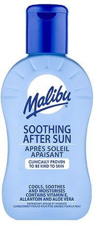 Błękitna butelka Malibu łagodzący balsam po opalaniu z nakrętką, oznaczony jako delikatny, łagodzący i nawilżający.