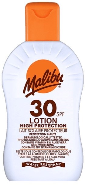 En hvid flaske med orange hætte og Malibu-logo, reklamerer for SPF 30 solcreme, vandtæt og dermatologisk testet.