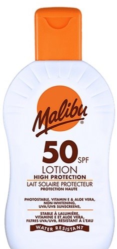 Malibu Sonnencremeflasche mit SPF 50, orange Deckel, weiße Etikette. Bietet hohen Schutz und ist wasserfest.