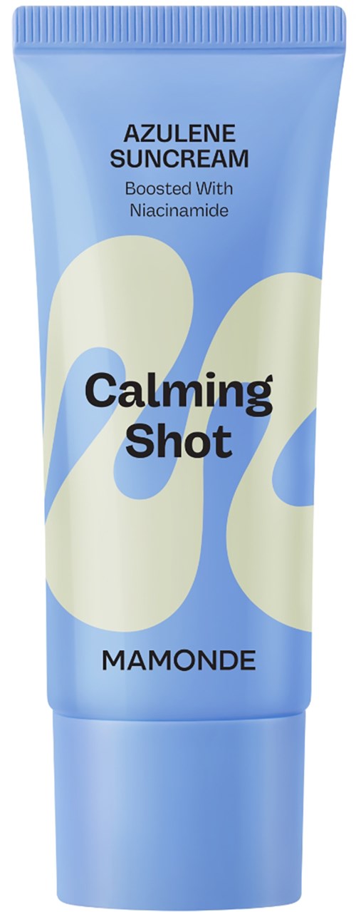 Blå tub med etiketten 'Calming Shot' med nämningar av azulen solkräm och niacinamid. Märket är Mamonde.