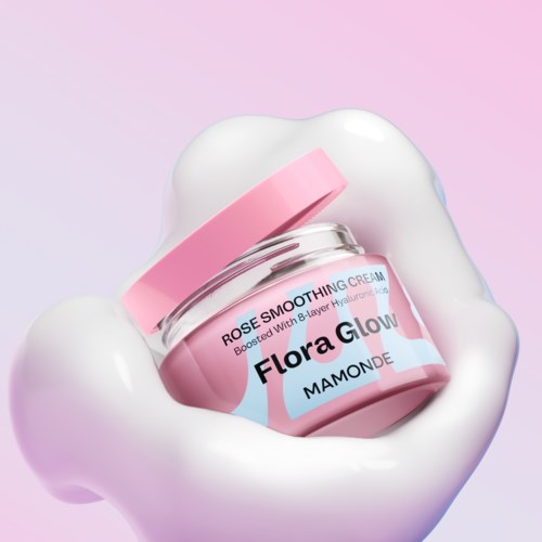 Pinker Cremetiegel mit Etikett, umgeben von weißer Schaum oder Creme, auf hellem pinkem Hintergrund.