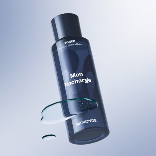 En mörkblå cylindrical flaska märkt "Men Recharge" innehåller toner med koffein. Den svävar med ett stänk av vätska.