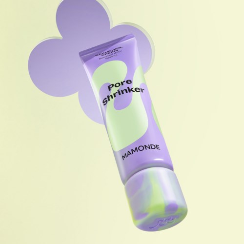 En tub med pore shrinkande kräm i pastellfärger, placerad på en ljus bakgrund med en blomform i bakgrunden.