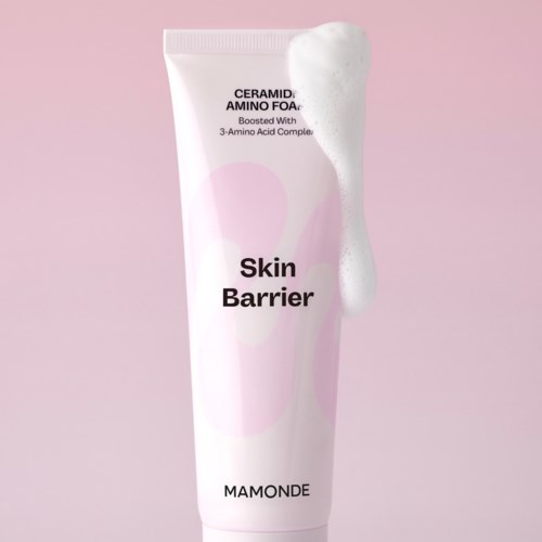 Een witte tube huidverzorgingsproduct met schuim erop, gelabeld 'Skin Barrier' en 'Mamonde.'