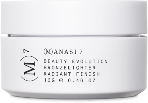 Een witte container met schoonheidsproduct en tekst over een bronzer, genaamd MANASI 7, met een stralende finish.