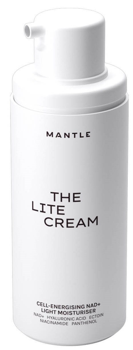 Eine weiße Flasche mit Pumpkopf, beschriftet 'The Lite Cream', soll eine leichte Feuchtigkeitscreme für die Haut sein.