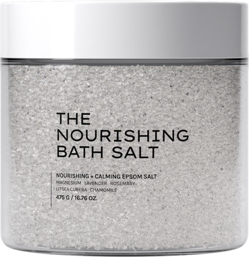 En krukke med badsalt med sølvfarget lokk, merket som beroligende og nærende, inneholder magnesium, lavendel, rosen, agurk og kamille.