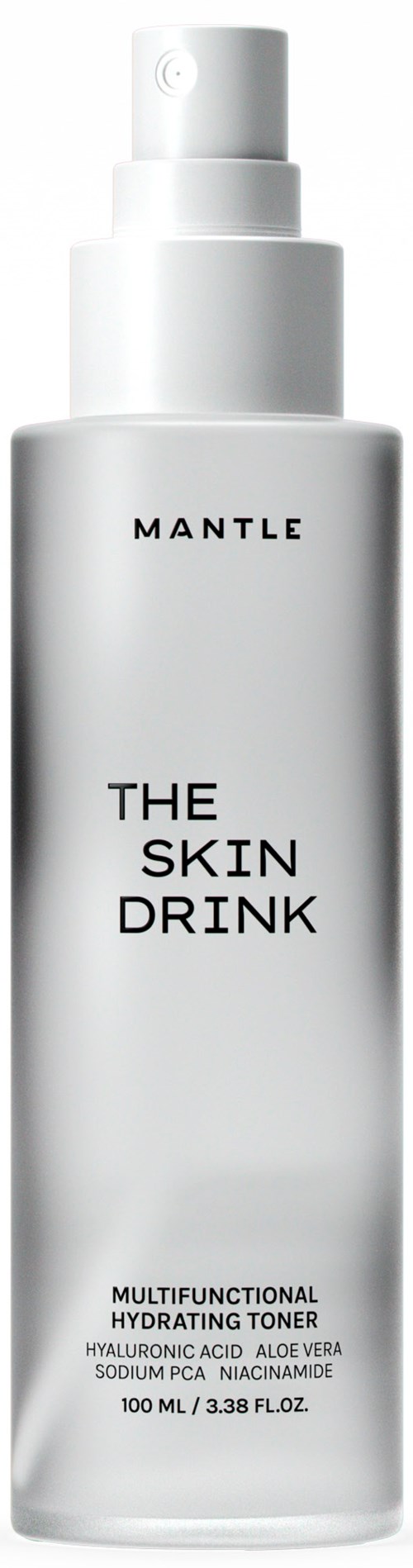 En vit flaska med svart text, märkt 'MANTLE THE SKIN DRINK,' innehåller ansiktsvatten. Den har en spraypump.
