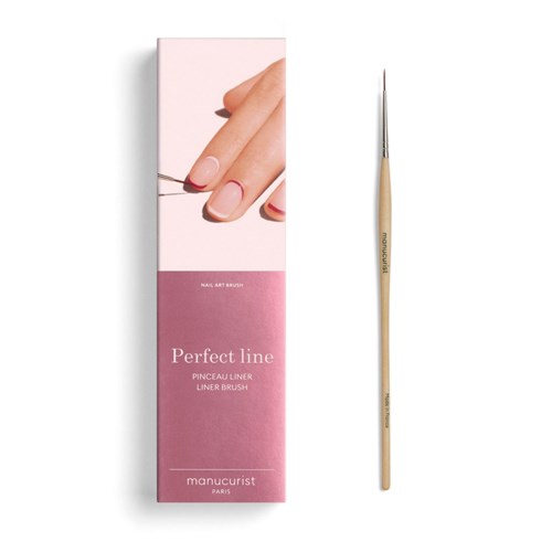 Ein dünner Nagel Pinsel und rosa Verpackung mit einer Hand, die einen Nagel mit einer roten Linie bemalt.