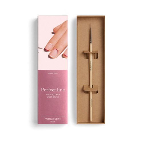 Ein Nagelkunst-Pinsel-Set in einer beigen Schachtel mit rosa Verpackung, die eine Hand mit lackierten Nägeln zeigt.