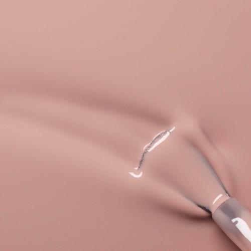 Ein Make-up-Pinsel trägt Foundation oder Concealer auf glatte Haut auf.