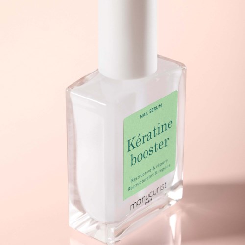 Klare Nagelserumflasche mit grünem Etikett, das Keratin booster und Marcurlist-Brand beschreibt.