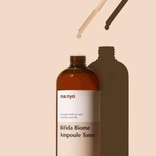En brun flaske merket 'Bifida Biome Ampoule Toner' med en pipette over den, som kaster skygge på en lys bakgrunn.