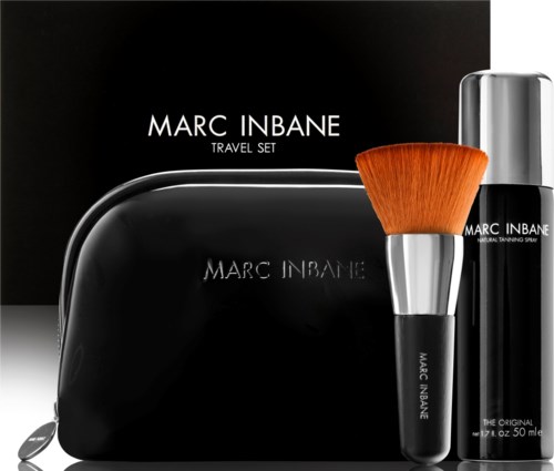 Ett Marc Inbane resekit med en svart väska, flaska och makeupborste. Sakerna är snygga och välordnade.