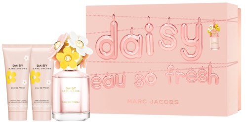 En rosa låda med neonljus som stavar "daisy" och "edu so fresh." Parfymflaska och hudvårdsprodukter framför.