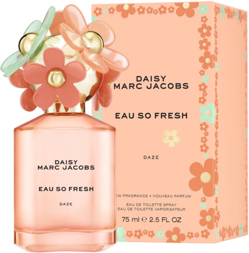 En rosa parfynflaska med blommor på toppen och en matchande blomsterlåda. Flaskan och lådan har namnet Daisy av Marc Jacobs.