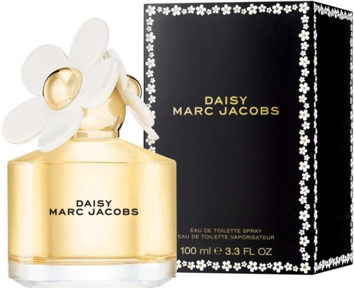 En parfymflaska med vita blommor bredvid en svart låda med blommig kant. Flaskan är guld och märkt Daisy Marc Jacobs.
