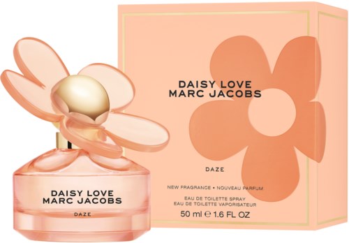 En parfymflaska och box med blomdesign, kallad Daisy Love av Marc Jacobs, i mjuka rosa färger.