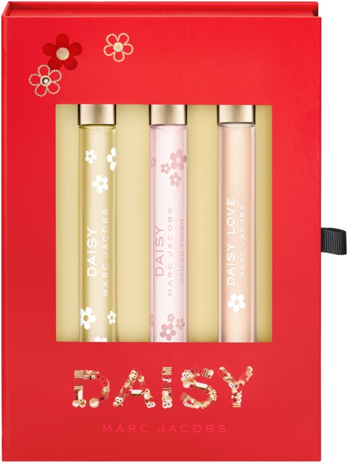 En röd box med fyra parfymflaskor inuti, dekorerad med vita och rosa blommor. Boxen säger "Daisy" av Marc Jacobs.