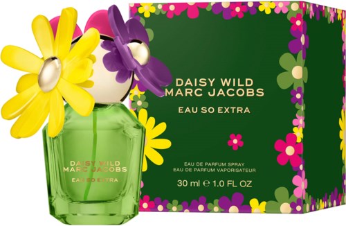 Ein Parfümflasche neben einer Schachtel mit buntem Blumenmuster, genannt Daisy Wild Marc Jacobs Eau So Extra.