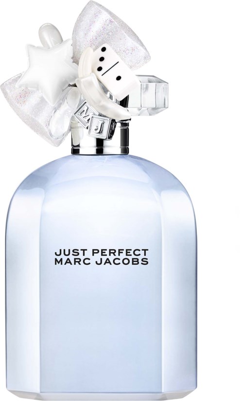 En lys blå parfymeflaske med et dekorativt lokk som har en stjerne, sløyfe og en hvit silikonlignende charm, merket Just Perfect Marc Jacobs.