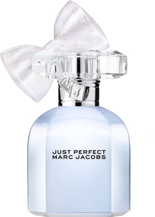 En parfymeflaske med stor klar sløyfe og krystallaktig kork, merket Just Perfect av Marc Jacobs.