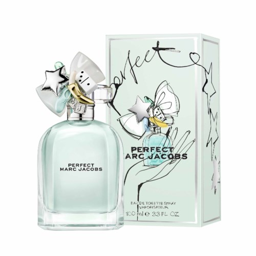 En parfymflaske med stjerner og en sød tegneserjejunge på emballagen. Teksten siger 'Perfect Marc Jacobs' og 'Eau de Toilette'.