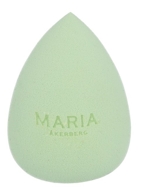Een groene make-up spons met de woorden "MARIA AKBERG" erop.
