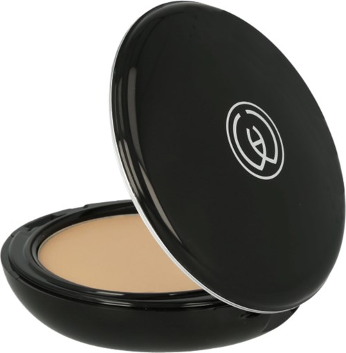 En svart, rund dosa med lock, innehållande beige ansiktspuder.