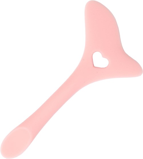 En rosa plastgjenstand med håndtak og et hjerteformet hull, formet som en liten spade eller skje.