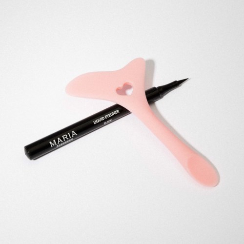 En rosa silikonøyenbøyer med en svart flytende eyeliner-penn merket 'Maria'.