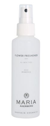 En hvit sprayflaske merket 'Flower Freshener' og 'Maria Akerberg' for å friske opp blomster eller rom.