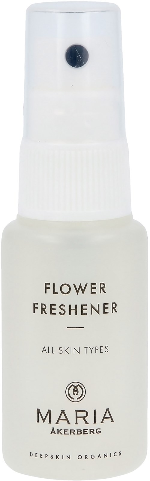 En liten hvit sprayflaske merket Flower Freshener for alle hudtyper, av Maria Åkerberg.