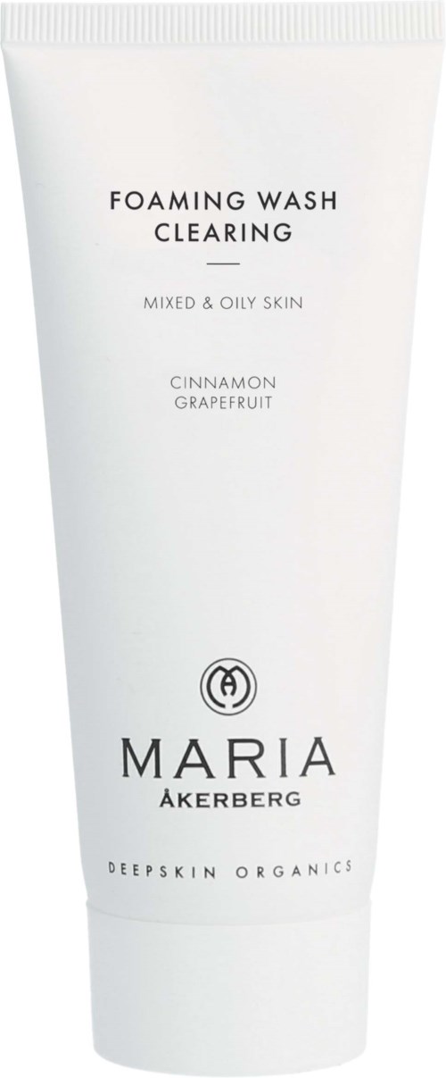 En vit tub med Maria Åkerberg skummande tvätt med svart text, märkt för blandade och oljiga hudtyper, med doft av kanel och grapefrukt.