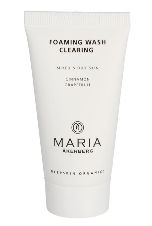 En vit tub med ansiktsrengöring med svart text som nämner kanel och grapefrukt, märkt Maria Åkerberg, för blandad och oljig hud.