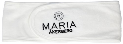 En vit pannband med namnet 'Maria Åkerberg' broderat i svart. Enkel och ren design.