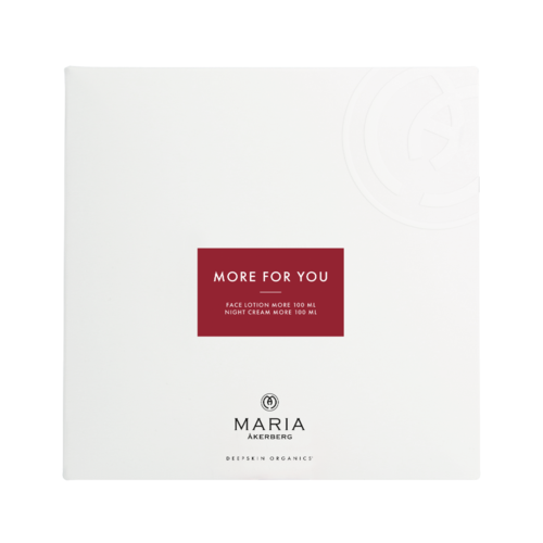 En vit förpackning med en röd etikett som säger "More For You." Den nämner ansiktslotion och nattkräm. Maria Åkerberg är märket.