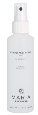 En hvit sprayflaske merket 'Neroli Freshener' for alle hudtyper, med 'Maria Akerberg' og økologiske ingredienser, minimalistisk design.