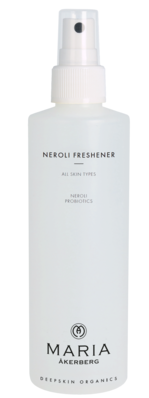 En hvit sprayflaske merket Neroli Freshener, designet for huden, med en spraymunnstykke på toppen.