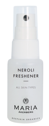 En hvit sprayflaske merket Neroli Freshener for alle hudtyper. Enkel design, merkevaren Maria Åkerberg, økologisk produkt.