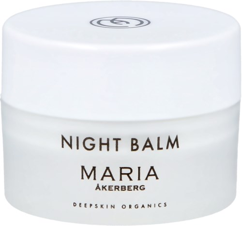 En hvit krukke merket 'Night Balm Maria Åkerberg' og 'Deepskin Organics'.