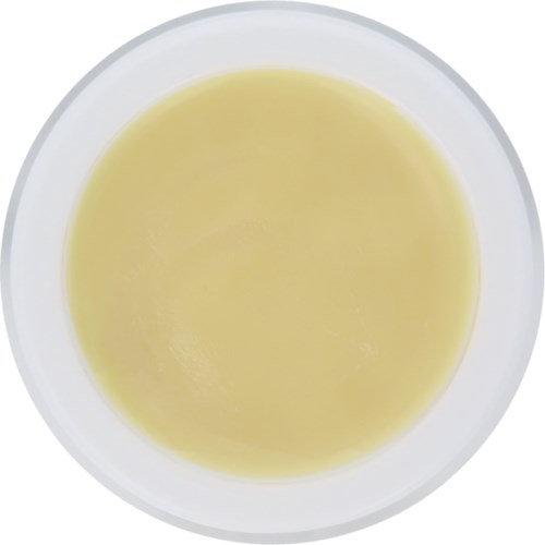 En hvit skål inneholder en gul, kremet væske, sannsynligvis suppe eller saus, med en jevn overflate.