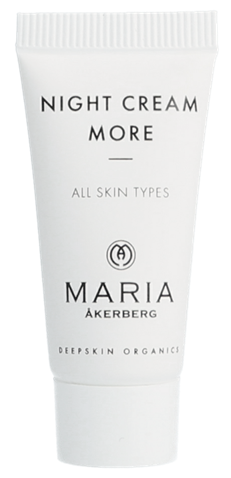 Biała tubka z napisem 'Night Cream More' dla wszystkich rodzajów skóry, Maria Akerberg, ekologiczny i prosty design.