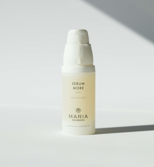 Biała butelka serum do skóry, oznakowana 'Maria Ackermann' i 'Serum More'.:**