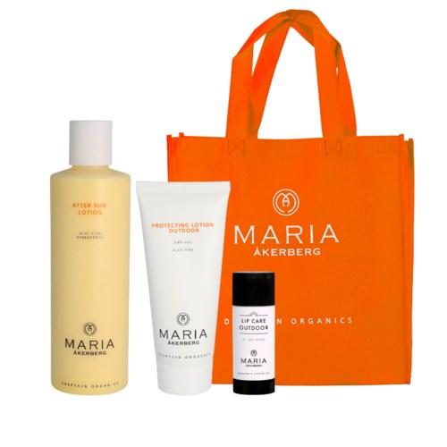 Samling av hudvårdsprodukter inklusive lotion, solskydd, läppbalsam och en ljus orange shoppingpåse.