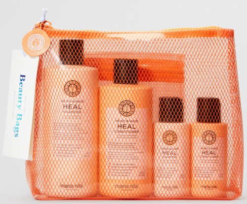 Nedställning av fyra små orange flaskor i nätpåse, märkta som schampo och balsam, med en tagg som säger 'Beauty Bags'.