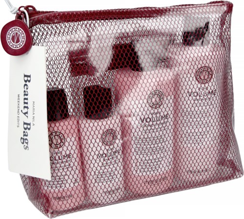 En transparent rosa nätpåse innehåller flera små skönhetsprodukter med vit och rosa förpackning.